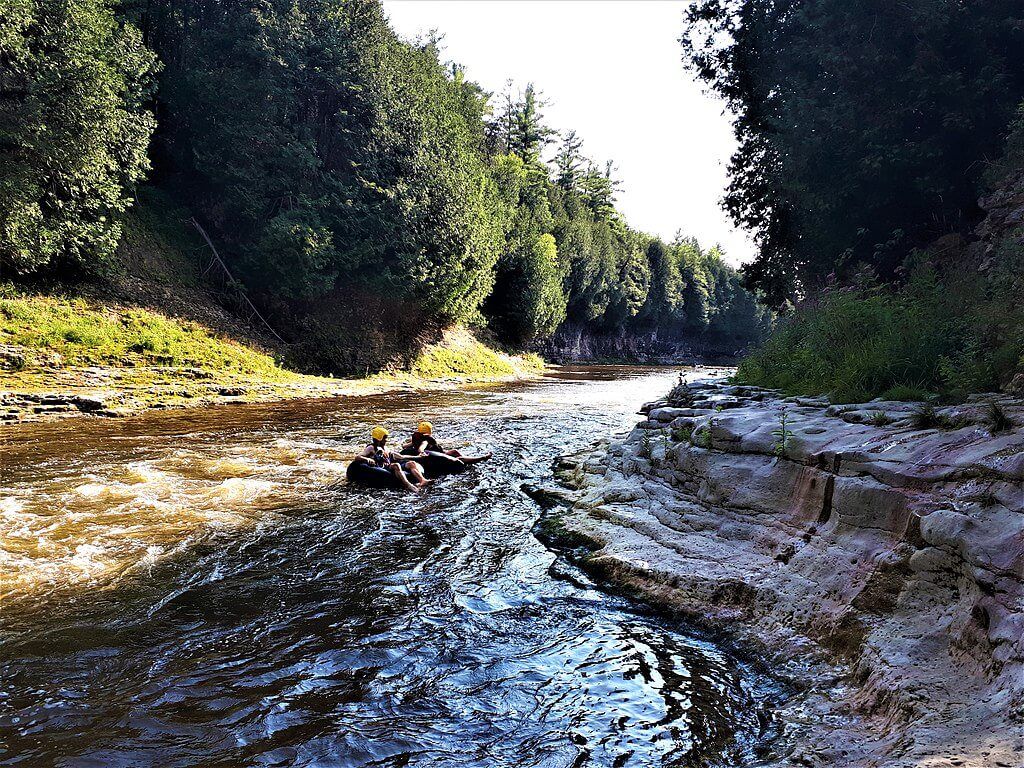 एलोरा ओंटारियो में करने योग्य चीज़ें: चट्टानी चट्टानों और पेड़ों से घिरा सुंदर नदी