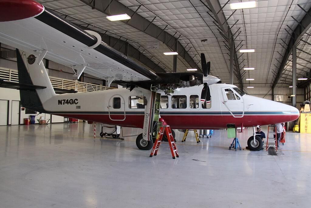 DHC-6 Twin Otter estacionado dentro de un hangar en el aeropuerto del Gran Cañón