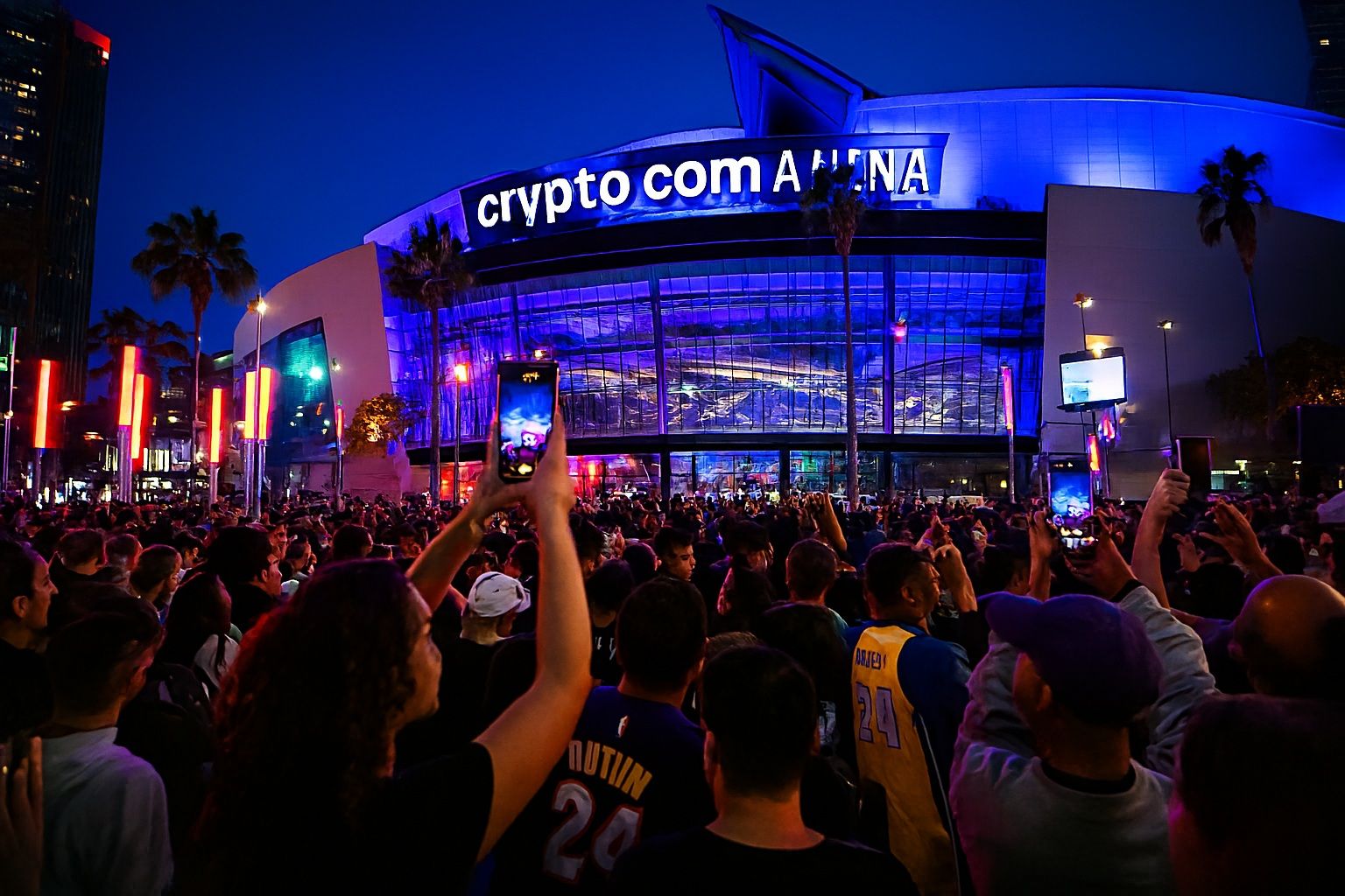 Going to the Kings vs Lakers Game? An eSIM for USA Travel