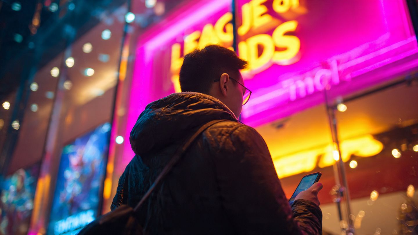 Heading to LoL Worlds? Stay Connected with a Gamer-Friendly eSIM