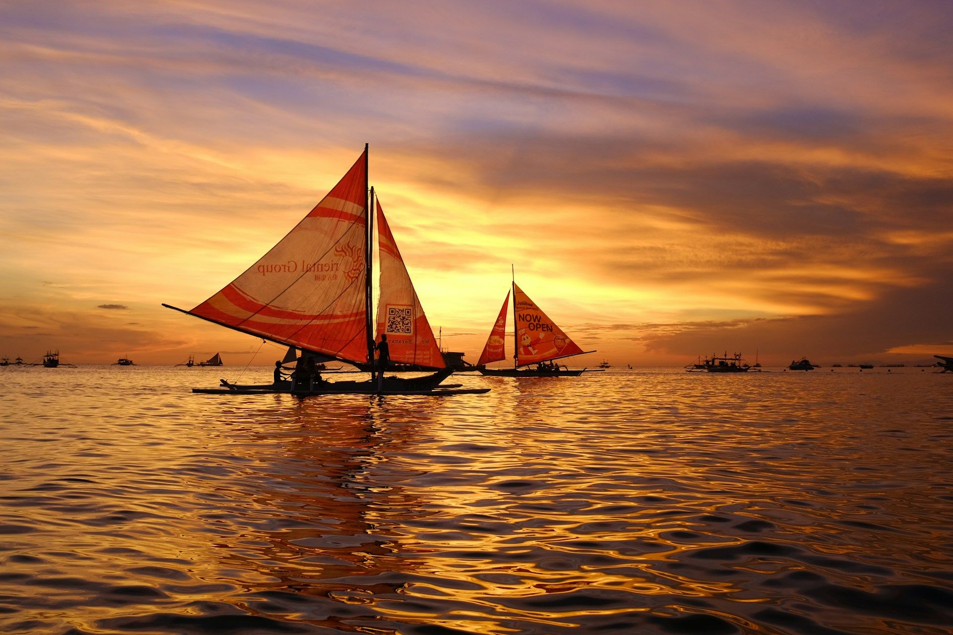island-hopping-tours-in-boracay