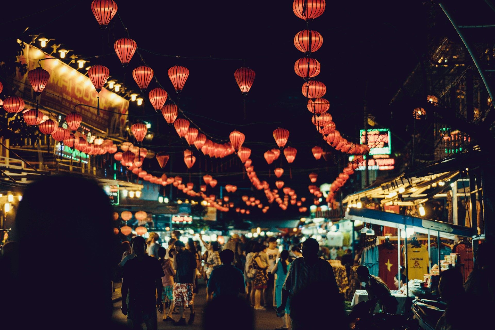 street-market-in-vietnam-at-night