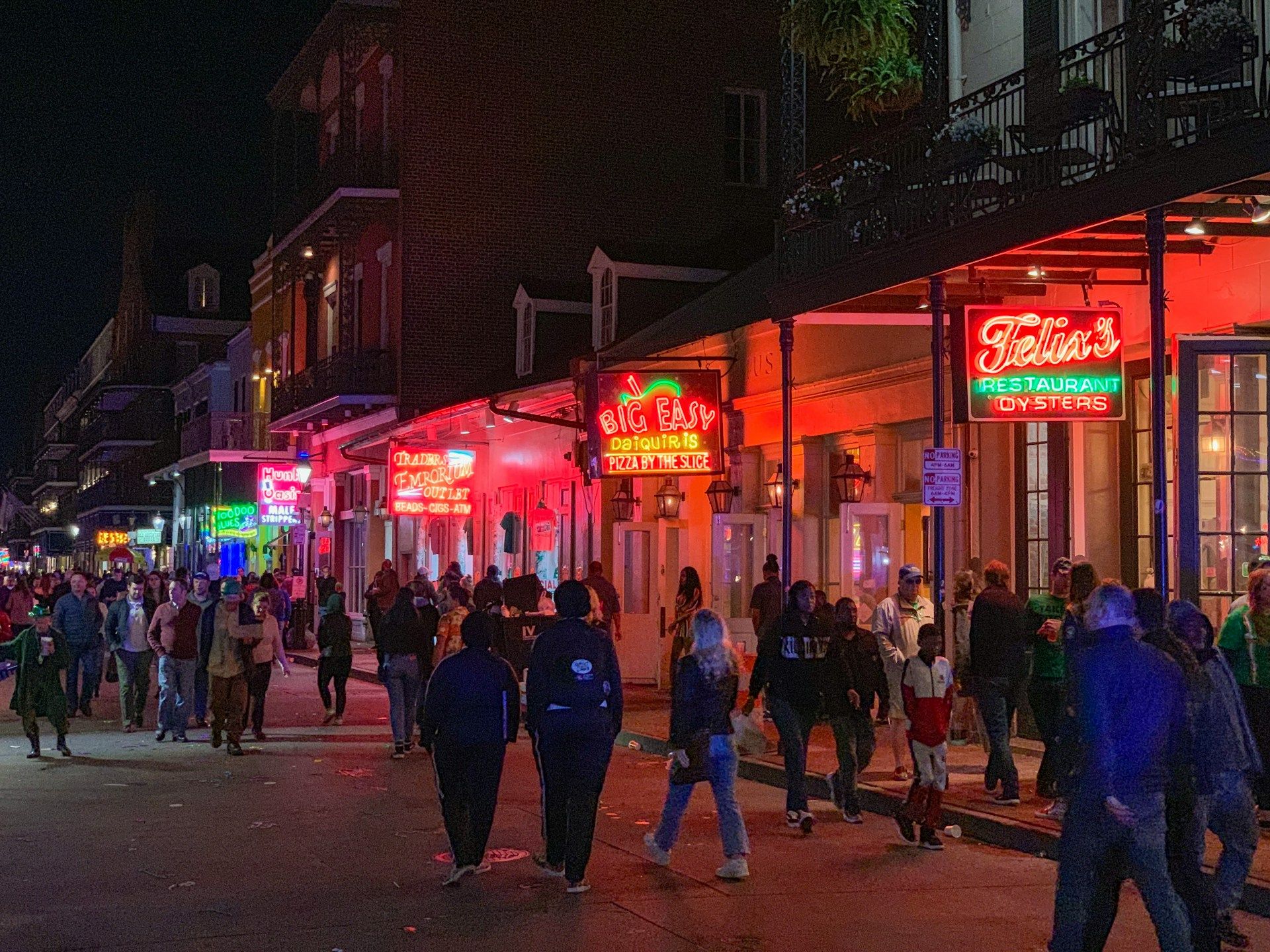 bourbon-street-at-nights