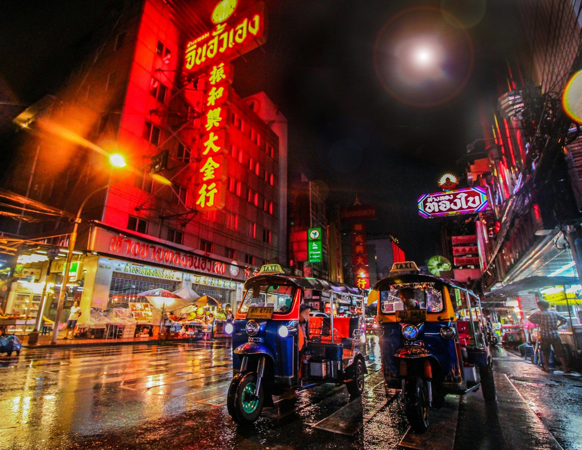 bangkok-in-the-night-with-neon-lights