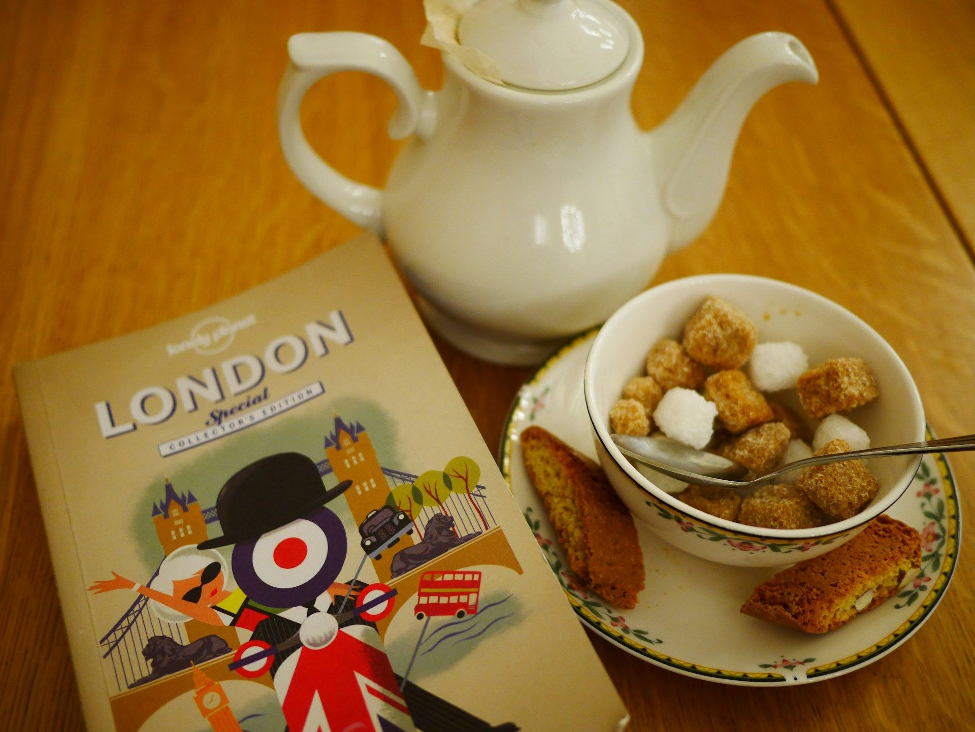 london-guidebook-with-cookies