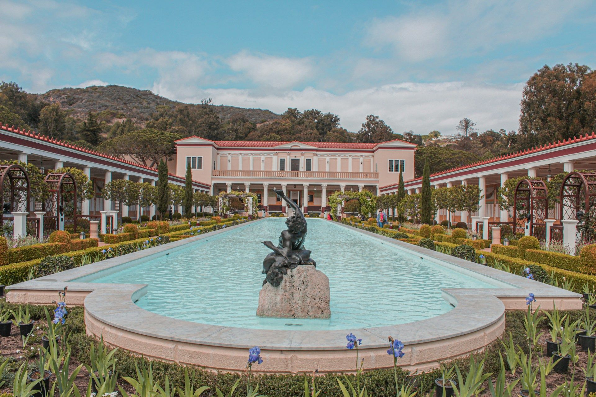 beautiful-garden-with-fountain-in-the-getty-villa