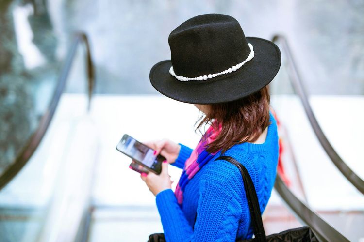 Traveler using smartphone, understanding the ekyc meaning for smooth journeys
