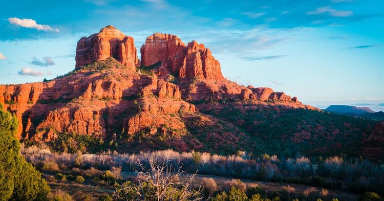 Arizona’s not just about endless desert and cacti (though those are cool); it’s the proud home of the legendary Grand Canyon.