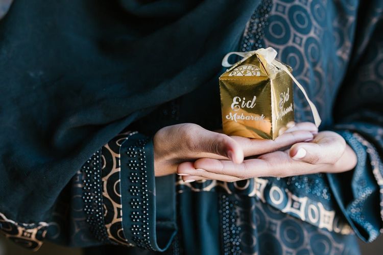Donations, such as feeding people and offering financial aid, are also common, along with giving Zakat-al-Fitr, a specific charity that helps less fortunate people celebrate.