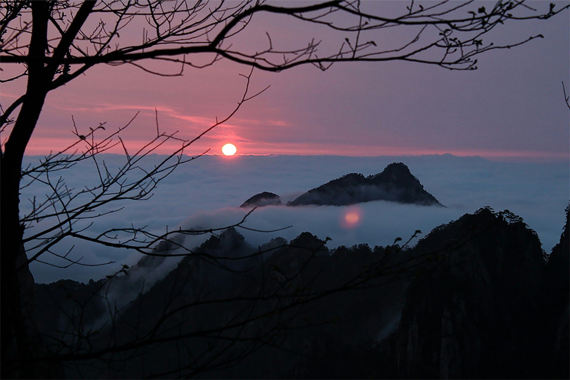sunset-view-over-the-clouds-in-huangshen