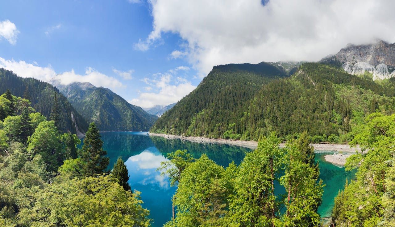 turquoise-blue-lake-in-jiuzhaigou