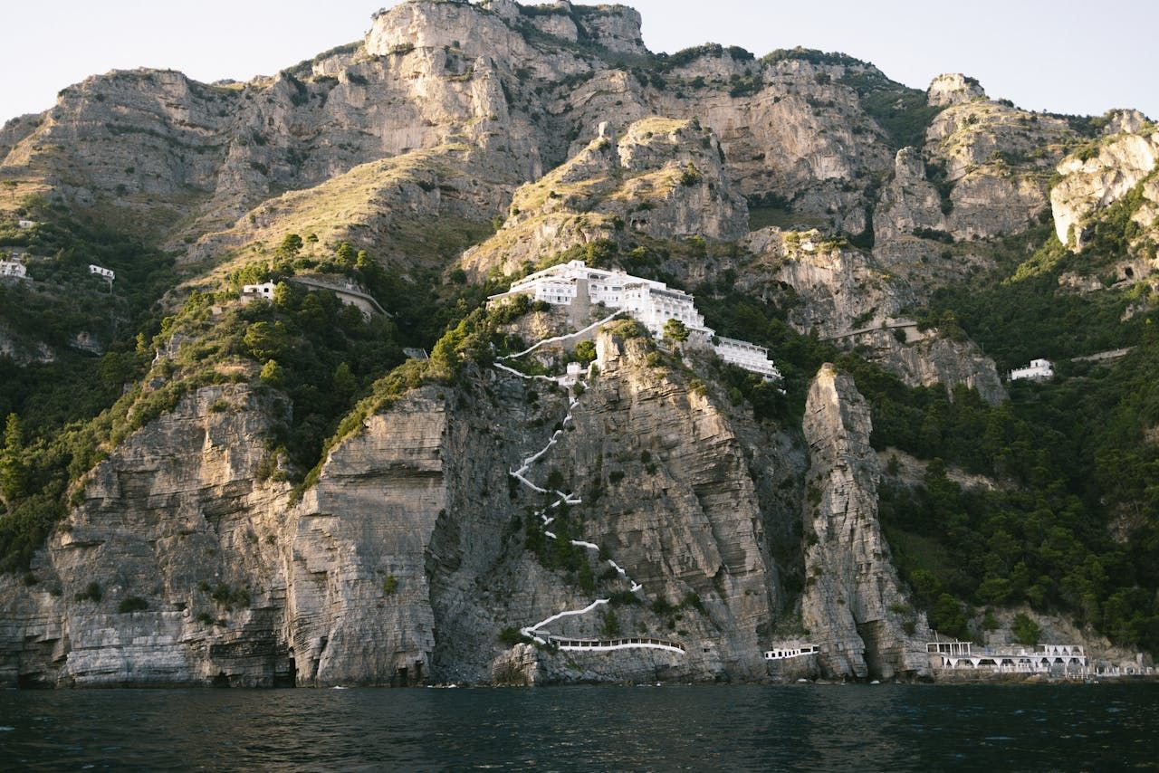 exclusive-hotel-on-top-of-the-cliffs