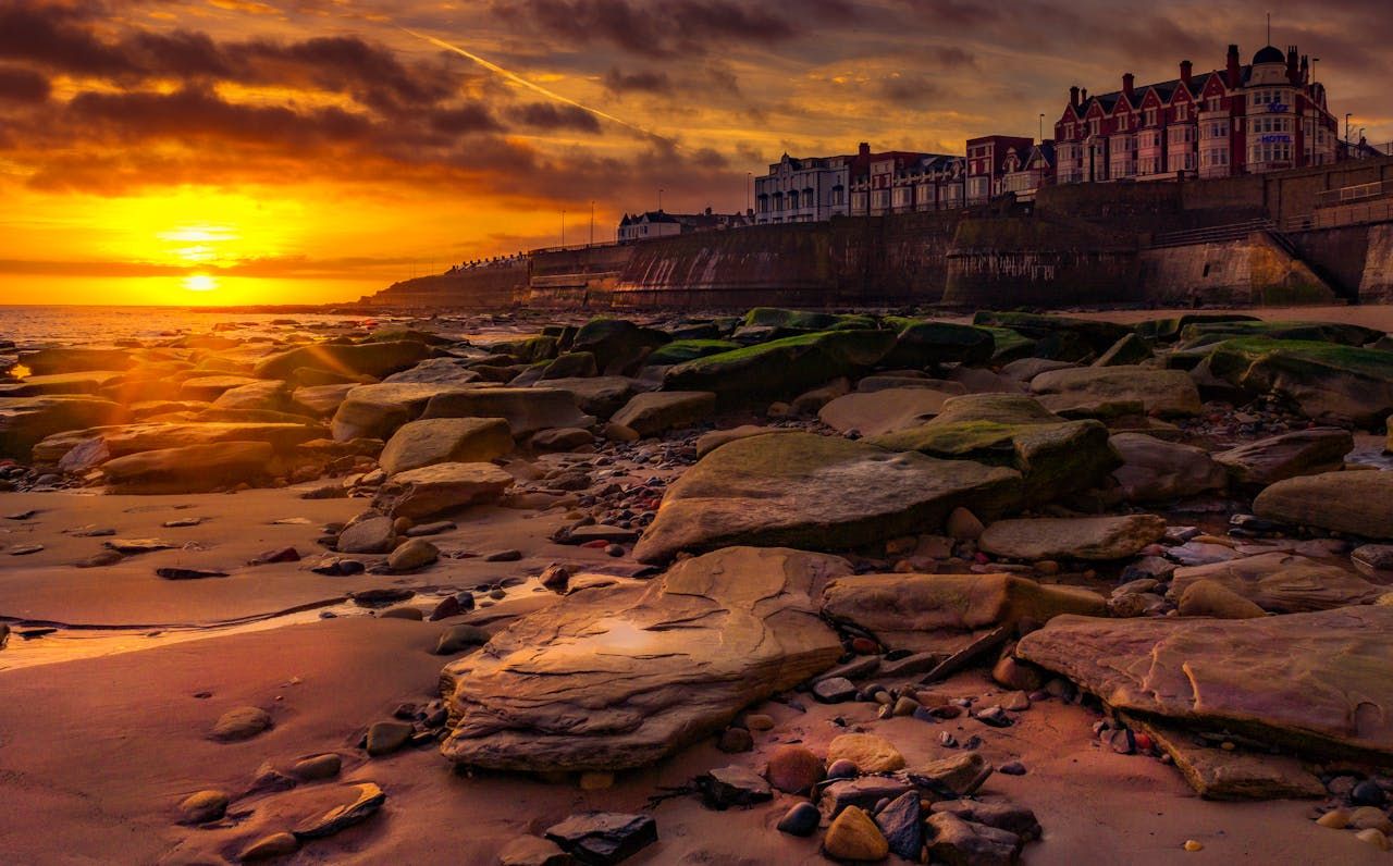 Whitby ao pôr do sol