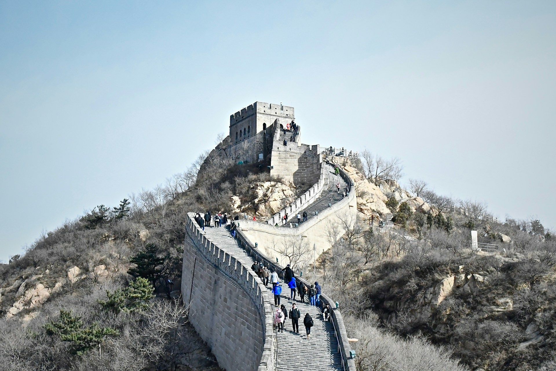 tourist-way-up-in-the-great-wall