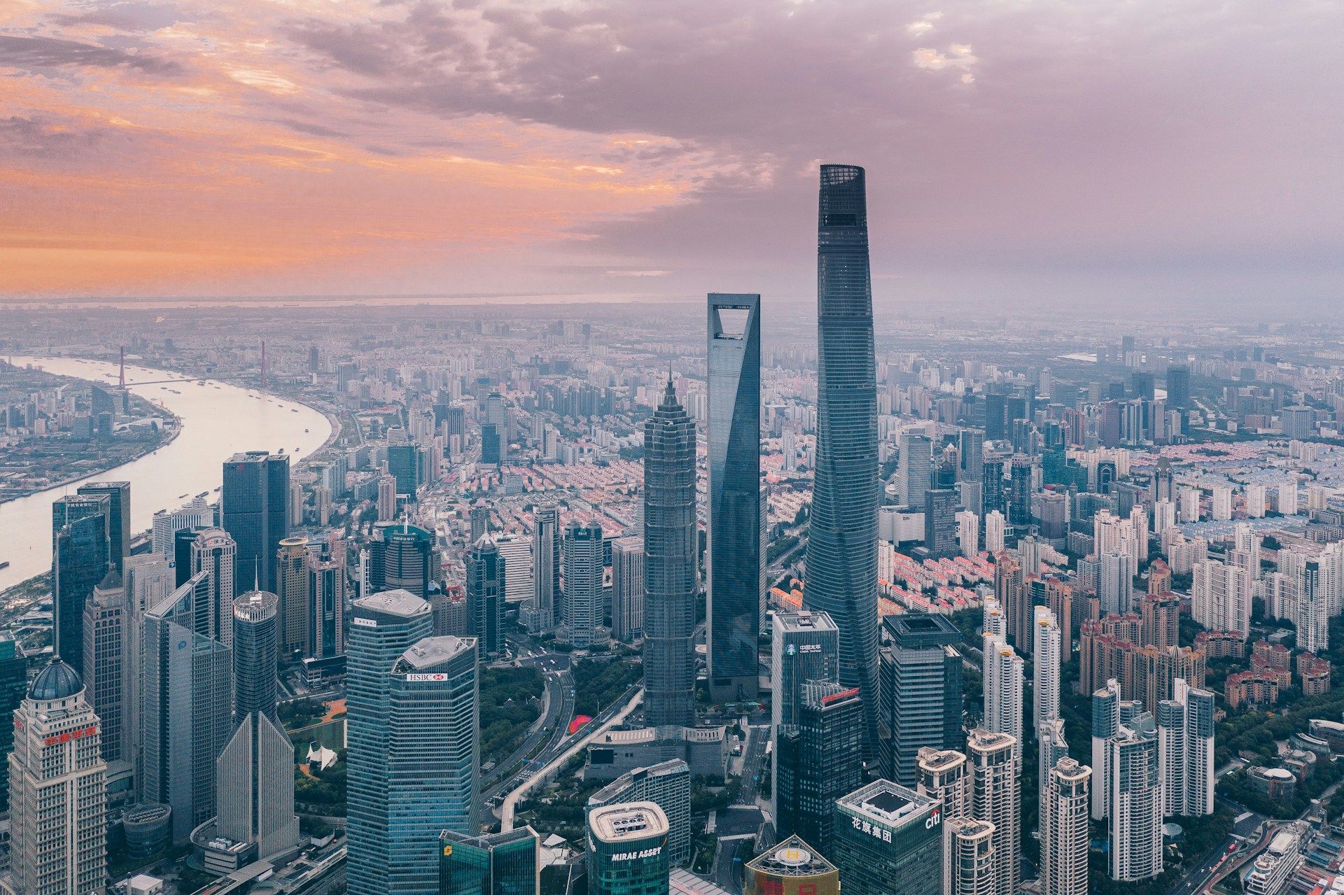 monday-early-morning-in-shanghai-featuring-3-iconic-buildings