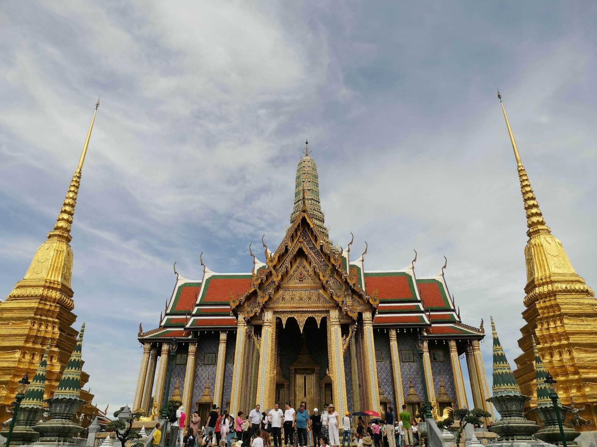 Front view of the beautifully adorned Wat Phra Kaew temple, Bangko