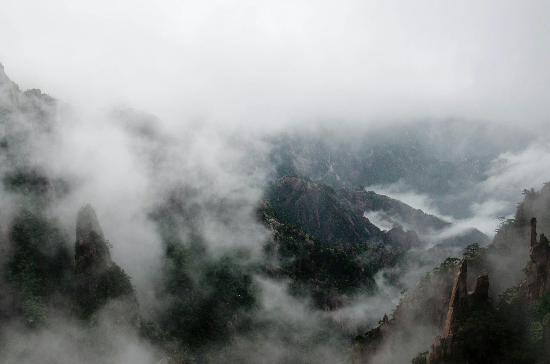 dense-fog-over-Huangshan