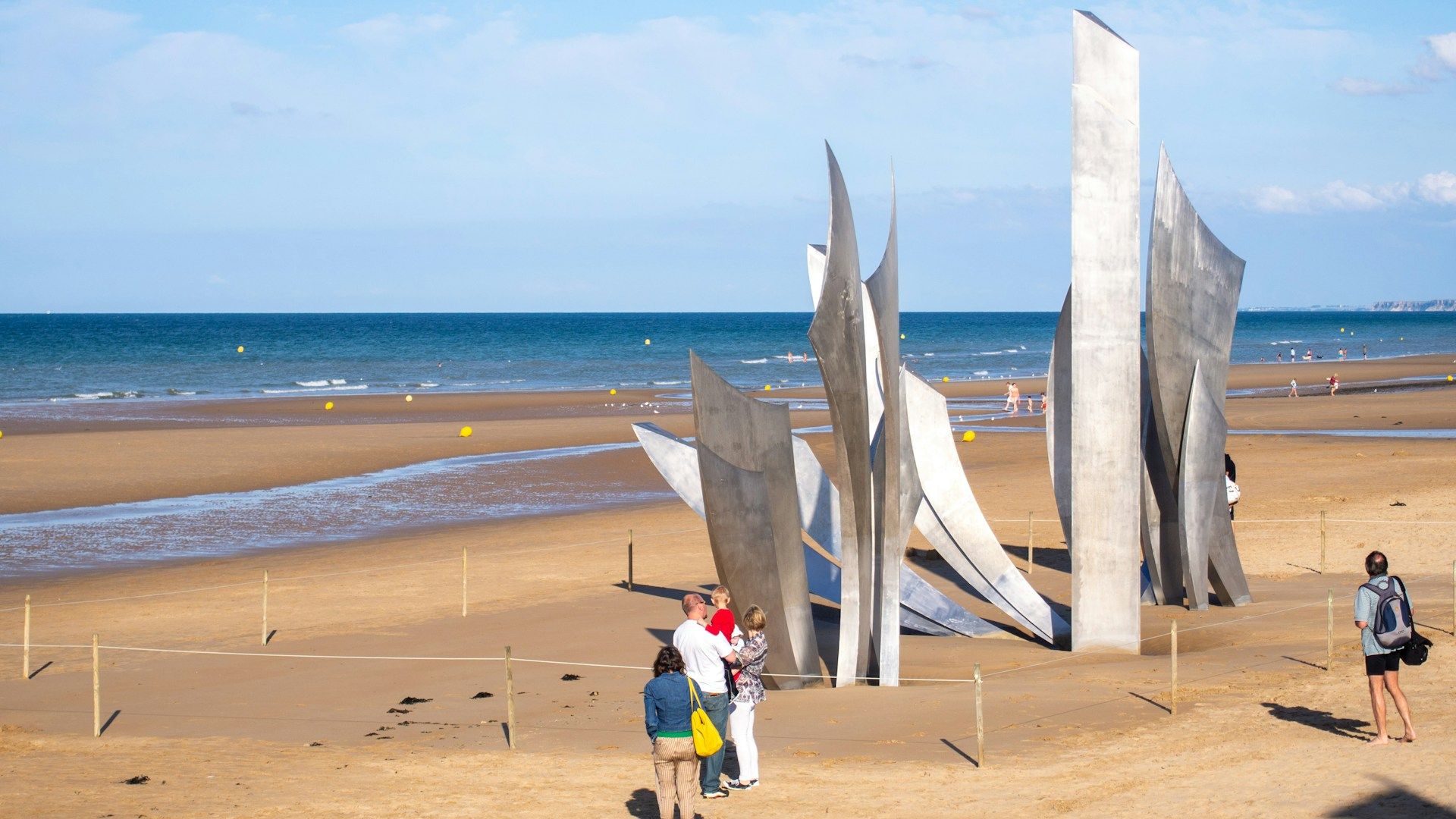 the-brave-sculpture-in-omaha-beach