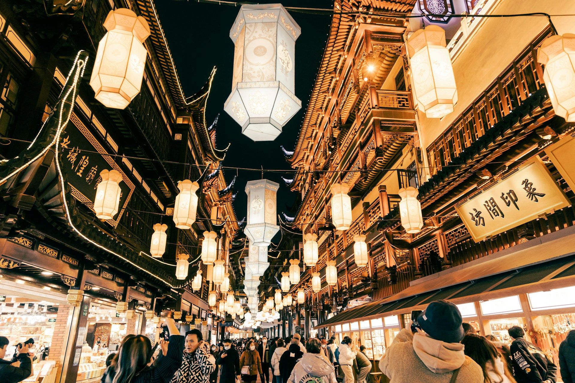 street-full-of-visitors-in-yu-garden-area-during-chinese-new-year-festival